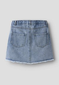 Denimkjol i ljusblått med fransad fåll, med en rynkad midja och två bakfickor, presenterad från baksidan.