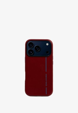 Custodia per telefono in pelle rossa con una texture liscia, ritagli per fotocamere e pulsanti, caratterizzata da una striscia blu e un dettaglio con logo sul lato.