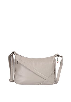 Lichtgrijze leren schoudertas met verstelbare riem en een klein ritslipje met Italiaanse vlag op een effen witte achtergrond.