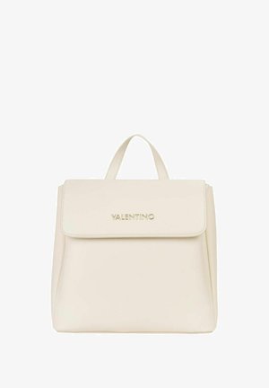Sac à dos Valentino en cuir blanc avec une poignée supérieure, une fermeture à rabat et un détail logo en or. Texture lisse et forme structurée.