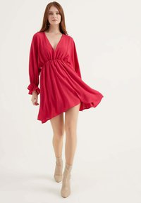 Herita V-NECK GATHERED WAIST DRESS - Vardagsklänning - pink