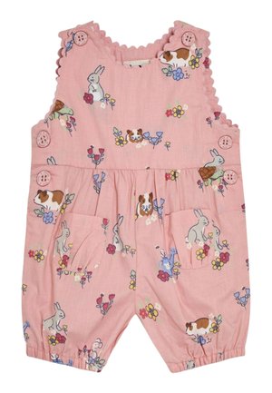 Rompers en tissu rose avec un imprimé floral et animalier représentant des lapins et des cobayes. Bords en scallop et détails de boutons sur les bretelles.