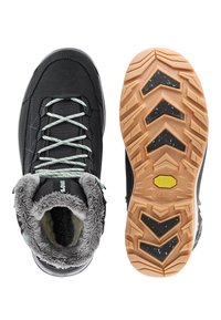 Schwarze Winterstiefel mit einem strukturierten Obermaterial, einem mit Fell gefütterten Kragen, lightblauen Schnürsenkeln und einer gummierten Sohle mit einem Zickzack-Profil.