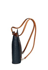 Sac à main en cuir bleu marine avec une surface texturée, de forme étroite et une sangle réglable marron. Présente un détail de fermeture éclair sur le côté.