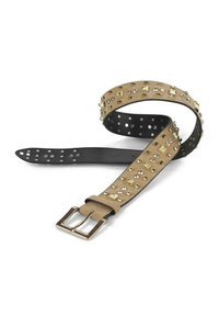 Bruin suède riem met gouden en zilveren studs, zwarte leren onderzijde, rechthoekige gouden gesp en perforatiedetails langs de lengte.