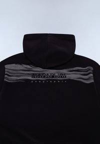 Hoodie noir avec un motif de vagues gris et le texte "NAPAPIJRI geographic" au dos. Texture lisse avec une capuche à cordons.