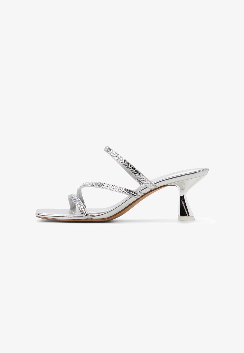 Zilverkleurige sandalen met hak en drie gevlochten banden, een metallic afwerking en een unieke korte hoekige hak. Glad oppervlak en open teen ontwerp.