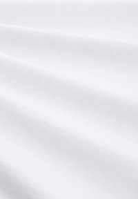 Weißer Stoff mit glatter Textur, der subtile Falten und einen sanften Glanz aufweist und sein leichtes und luftiges Erscheinungsbild betont.