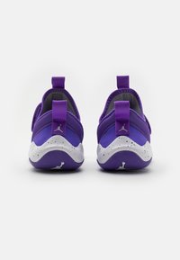 Fialové sportovní boty s texturovaným syntetickým svrškem, kontrastní bílou skvrnitou podrážkou a poutky na patě pro snadné obouvání.