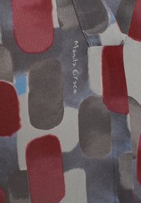 Tessuto di seta con forme astratte irregolari nei toni del rosso, grigio e blu. Include un'etichetta di marca visibile: "Manila Grace."