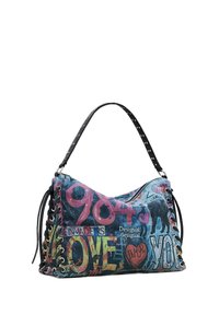 Farbige Handtasche mit Graffiti-Kunst, einschließlich der Wörter "LIEBE", "YO", "1984" und einer Illustration eines schwarzen Bären, mit einem schwarzen Riemen mit Löchern.