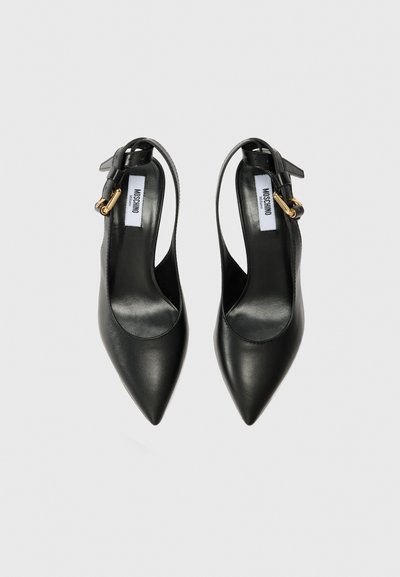 Mustan naha slingback-kõrge kontsaga kingad terava varbaga, pahkluuringiga, kuldse detailiga ja siledast tekstuurist.