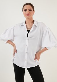 LELA LOOSE FIT - Nööpidega pluus - white