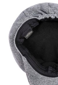 Grauer Stoffhut mit weichem schwarzen Innenfutter, gerafftem Rand und sichtbarem Markenschild mit der Aufschrift "ROGEXK."