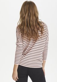 Rosa och marinblå randig tröja i mjukt tyg, med trekvartsärmar och en avslappnad passform, visad bakifrån.