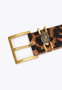 Leren riem met panterprint in textuur van haar op huid met een goudkleurige metalen gesp en decoratieve zwart-gouden accentdetails.