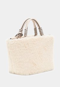 Borsa in pelliccia sintetica di colore crema con forma rettangolare e due manici a righe crema e nero. Texture morbida senza hardware visibile.
