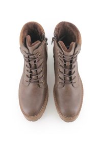 Botas de tobillo de cuero marrón con un diseño de cordones, forro de piel sintética y suela de goma texturizada con ojales en tono dorado.