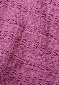 Tissu tricoté violet avec des rangées alternées de motifs texturés en chevrons et en vagues créant un design rayé.
