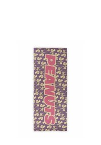 Peanuts-thema stof met een paarse achtergrond, versierd met herhaalde cartoonfiguren en een grote roze "PEANUTS" tekstontwerp.