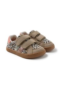 Zapatos con estampado de leopardo, parte superior de ante beige, con doble banda de Velcro, acentos en color rosa y suela de goma; diseñados para comodidad y soporte.