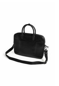 Schwarze Lederaktentasche mit strukturierter Oberfläche, zwei oberen Griffen, verstellbarem Schulterriemen und Reißverschluss. Verfügt über eine Vorderfach.