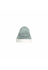 Lichte blauwe suede instapschoenen met een ronde neus, witte rubberen zool en minimale stiksels op de bovenkant voor een strakke uitstraling.