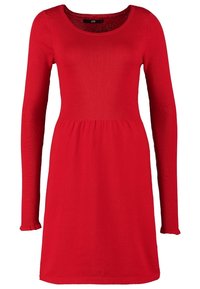 Abito lungo rosso a maniche lunghe realizzato in tessuto a coste, dotato di scollatura rotonda e vita svasata. Il materiale sembra morbido con una texture liscia.