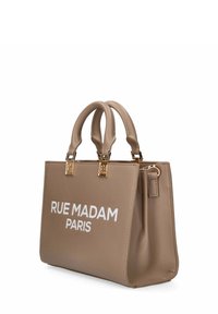 Borsa a mano beige realizzata in materiale liscio, dotata di due manici corti, accessori in oro e testo bianco stampato "RUE MADAM PARIS" sul davanti.