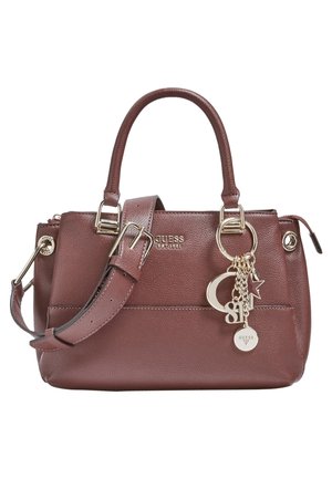 Braune Lederhandtasche von Guess mit Doppelgriffen, verstellbarem Schulterriemen, goldfarbenen Metallteilen und hängendem Charm-Schlüsselanhänger vorne.