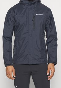 Marineblaue wasserdichte Jacke mit Kapuze, Frontreißverschluss und kleiner Brusttasche. Verfügt über eine glatte Textur und elastische Bündchen für eine enge Passform.