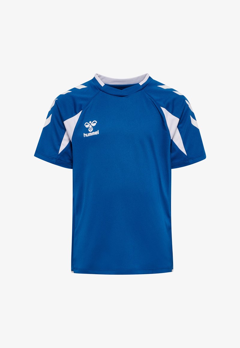 Maillot de sport bleu à manches courtes avec des motifs en forme de chevrons blancs sur les manches et le logo blanc « hummel » sur la poitrine gauche.