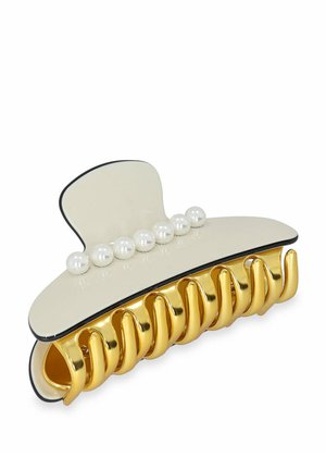 Haarclip met een witte basis, gouden accenten en zes parelachtige versieringen. Beschikt over gebogen, golvende tanden voor een stevige grip.