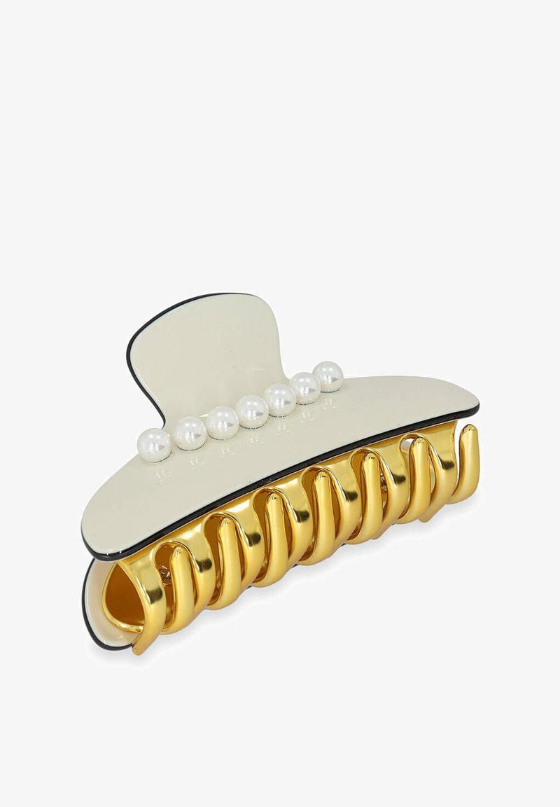 Haarclip met een witte basis, gouden accenten en zes parelachtige versieringen. Beschikt over gebogen, golvende tanden voor een stevige grip.