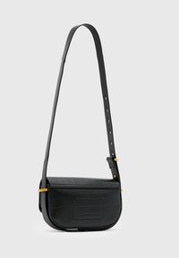 Μαύρη τσάντα χιαστί με υφή κροκό, ομαλή επιφάνεια και ρυθμιζόμενο λουρί με χρυσές λεπτομέρειες.