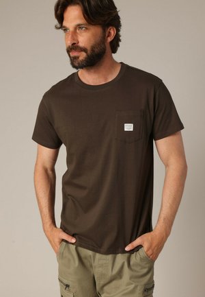 Bruine katoenen t-shirt met een ronde halslijn, korte mouwen en een borstzak met een wit label. Stevige textuur, casual ontwerp.