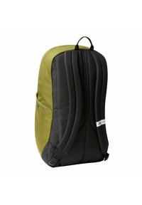 Mochila con un diseño en dos tonos, fabricada con materiales en gris oscuro y verde oliva, respaldo acolchado, bolsillo lateral de malla y correas ajustables.