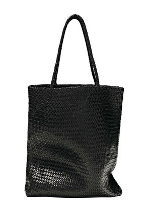 Zwarte gevlochten draagtas met twee lange hengsels, rechthoekige vorm en een getextureerd patroon, rechtopstaand op een witte achtergrond.