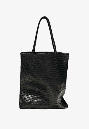 Černá tkaná taška přes rameno s dvěma dlouhými držadly, obdélníkového tvaru a texturovaným vzorem, stojící vzpřímeně na bílém pozadí.