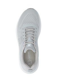 Chaussure de sport gris clair avec tige en mesh respirant, bout rond, lacets plats et semelle rembourrée avec des accents de logo.