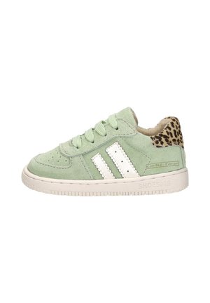Lichtgroene suède sneaker met witte strepen, luipaardprint hielstuk, vetersluiting en "Limited Edition" in reliëf aan de zijkant.