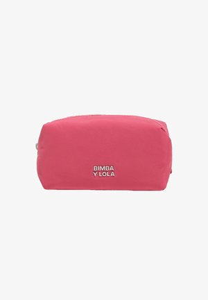 Pequeño neceser rectangular rosa con el logo plateado "Bimba Y Lola" en la parte frontal y cierre de cremallera en la parte superior.