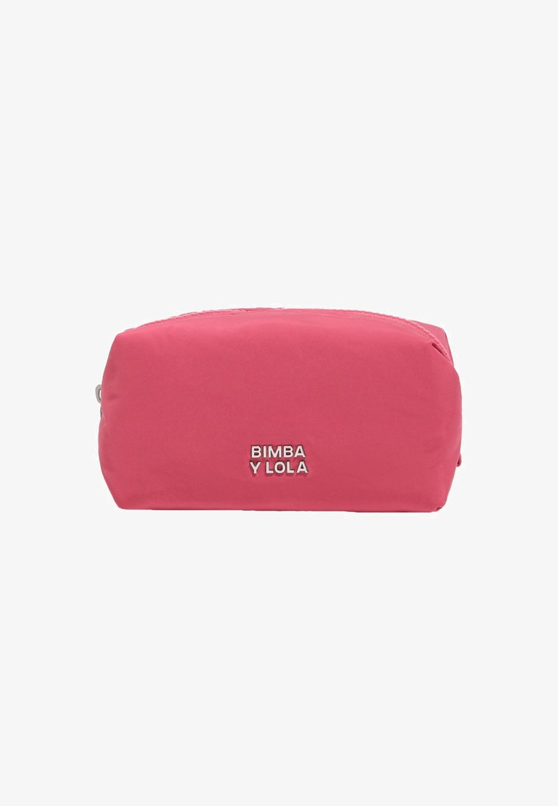 Pequeño neceser rectangular rosa con el logo plateado "Bimba Y Lola" en la parte frontal y cierre de cremallera en la parte superior.