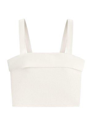 Fehér bordázott, rövidített trikó széles pántokkal és egyenes nyakkivágással.