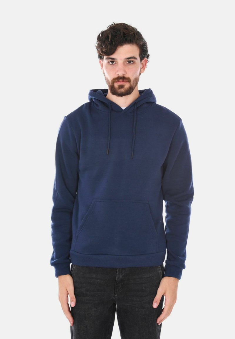 Felpa blu navy realizzata in tessuto morbido, con tasca frontale, lacci sul cappuccio e polsini a costine. Taglio classico e rilassato.