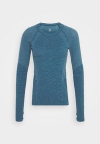 Camiseta deportiva de manga larga en azul jaspeado, con un diseño ajustado, paneles texturizados en las mangas y detalles de costura en contraste.