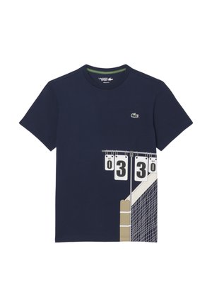 Maglietta blu navy con logo Lacoste e grafica di una rete da tennis e tabellone che mostra i punteggi dei set 0, 3 e 0.