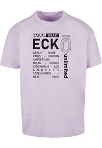Lilla bomulls T-skjorte med fet svart tekst som viser byer og "ECKO unlimited." Korte ermer og rund hals.