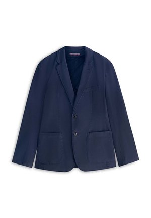 Marineblaues Herrenblazer mit Kerbkragen, zwei Knöpfen, Brusttasche und zwei großen aufgesetzten Fronttaschen, flach auf weißem Hintergrund liegend.