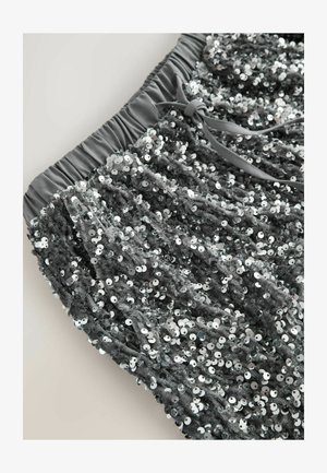 Pilki blizgūs šortai su puriu tekstūru, turintys elastinę juostą ir raištelį. Paviršius tankiai padengtas blizgiais blizgučiais.